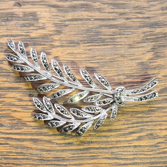 Vintage marcasite Leaf brooch - Picture 1 of 6